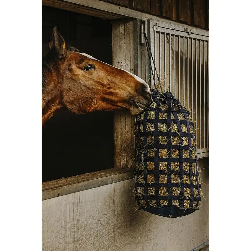 Saco de heno con correas para caballos