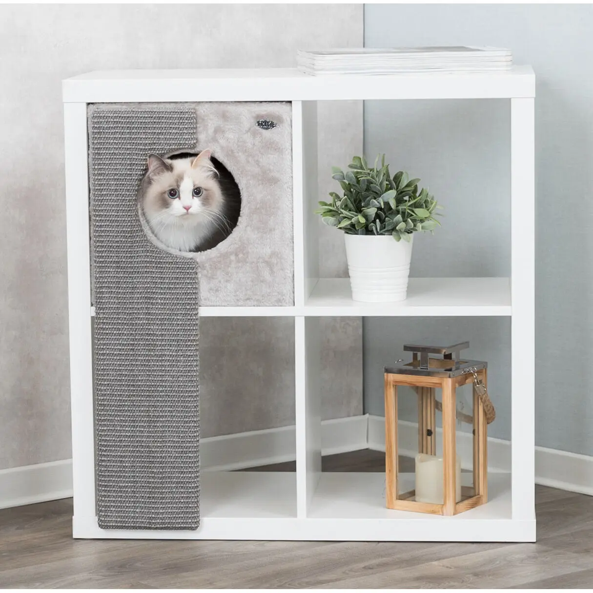 Acogedor refugio para gatos para estanterías con rascador
